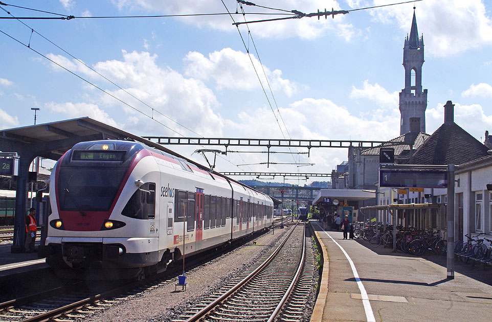 Ein Seehas-Triebwagen im Bahnhof Konstazn