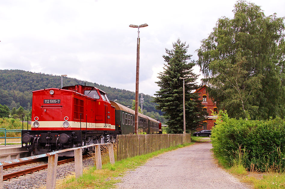 Eine DR V100 im Bahnhof Olbernhau-Gr&uuml;nthal
