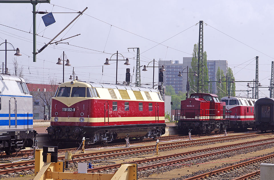 Die DR Baureihe 118 sp&auml;ter DB Baureihe 228 in Dresden Hbf