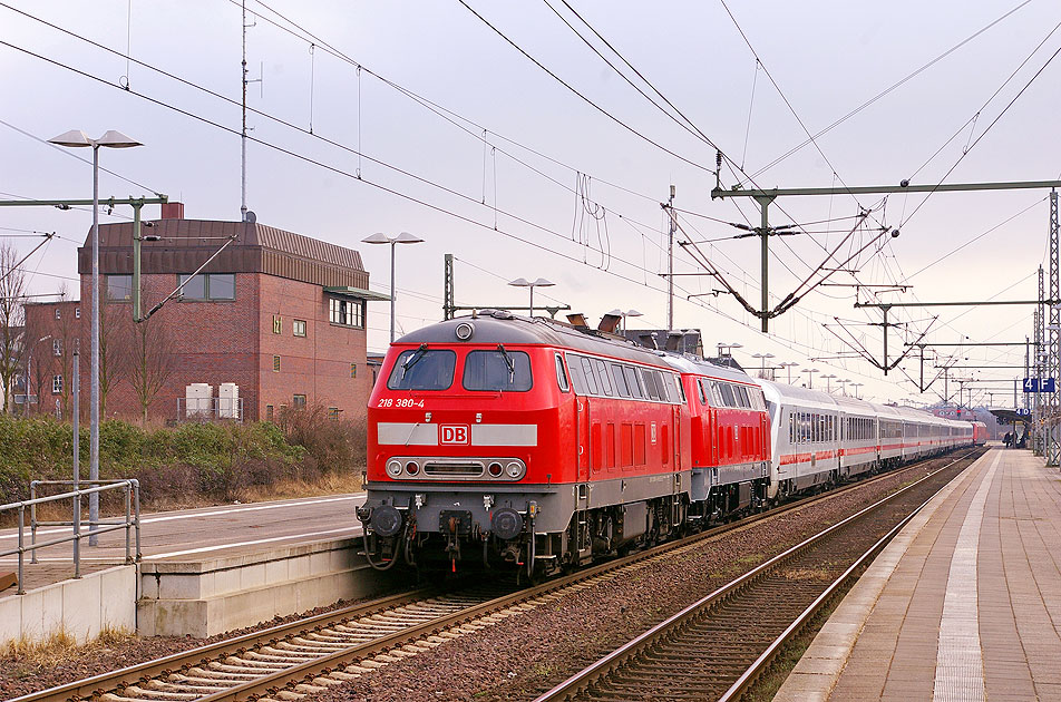 Zwei Loks der Baureihe 218 im Bahnhof Itzehoe