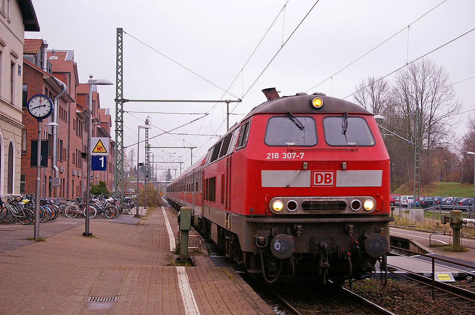 Die DB Baureihe 218 bei der Einfahrt in den Bahnhof Bargteheide
