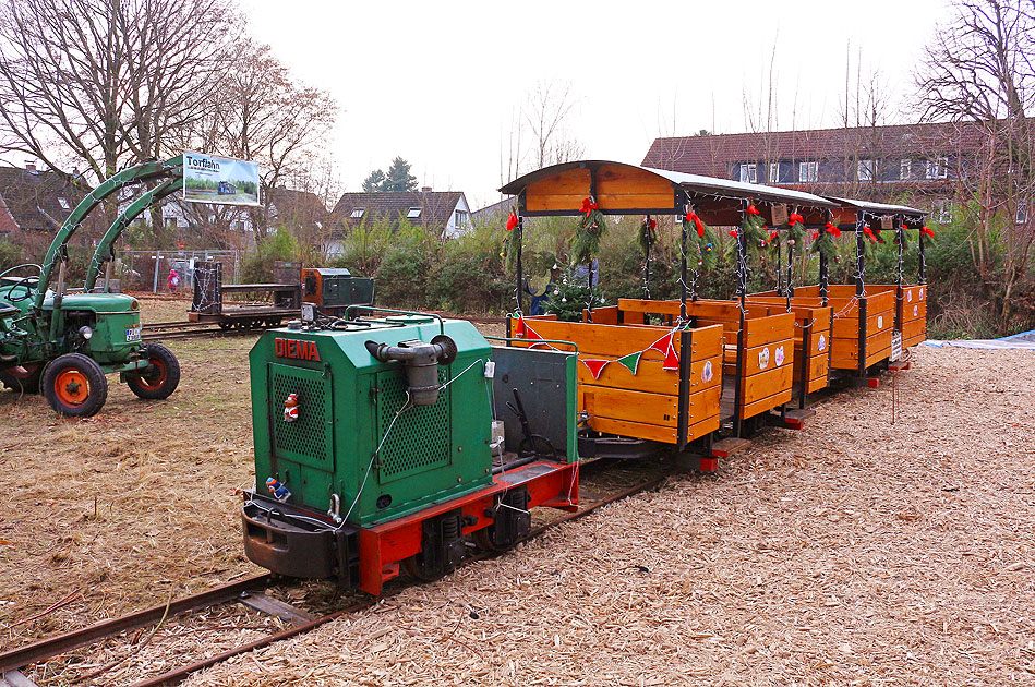 Der Weihnachtszug der Torfbahn Himmelmoor mit der Lok Heidelbereere