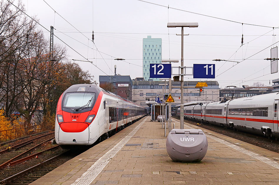 Ein Schweizer SBB Giruno im Bahnhof Hamburg-Altona
