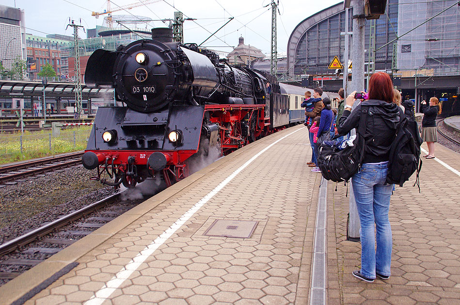 Die Dampflok 03 1010 in Hamburg Hbf