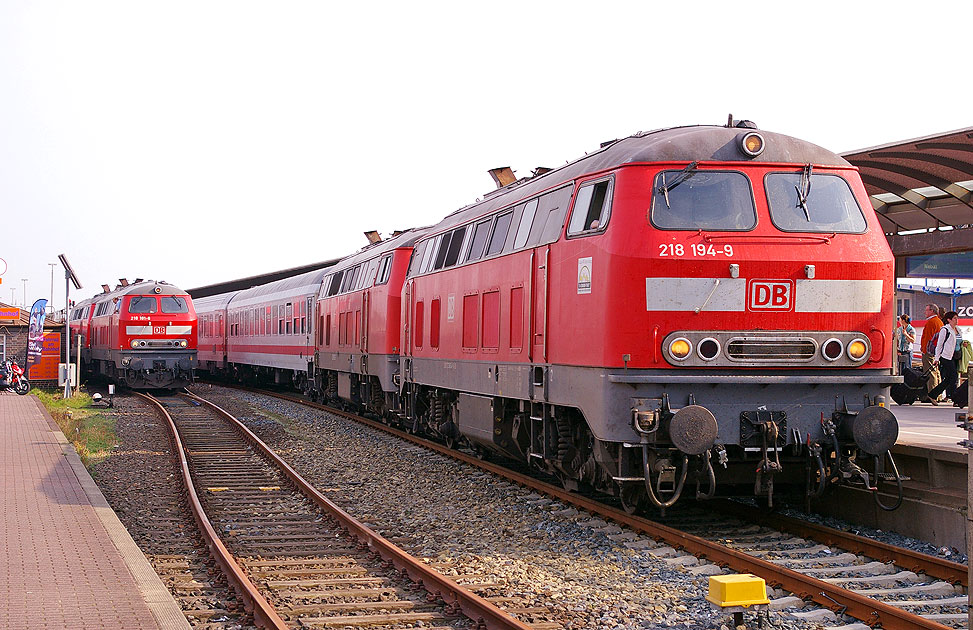 Die 218 194-9 im Bahnhof Westerland auf Sylt
