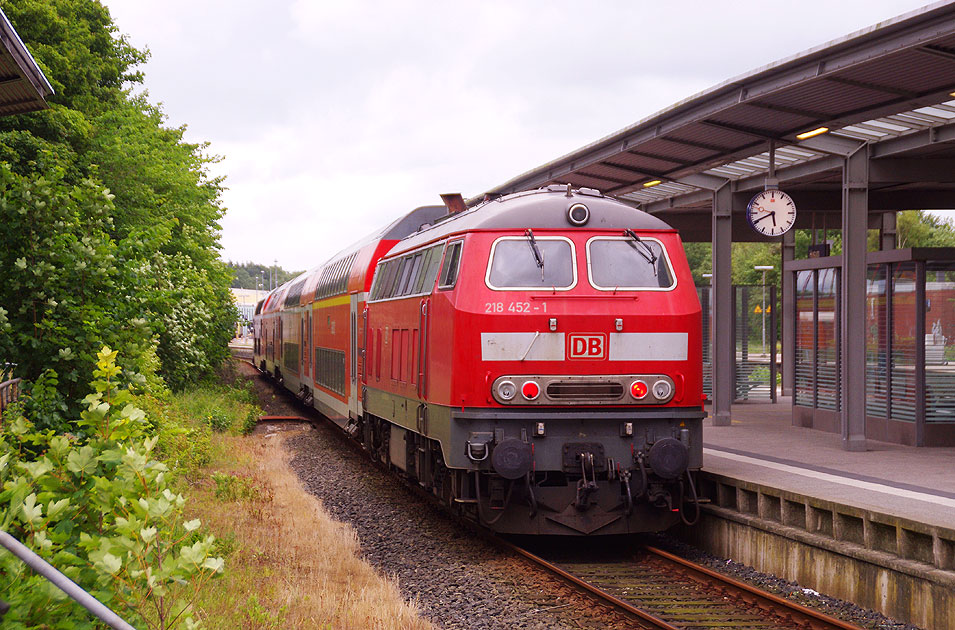 Die 218 452-1-im Bahnhof Husum an der Marschbahn von Hamburg nach Westerland
