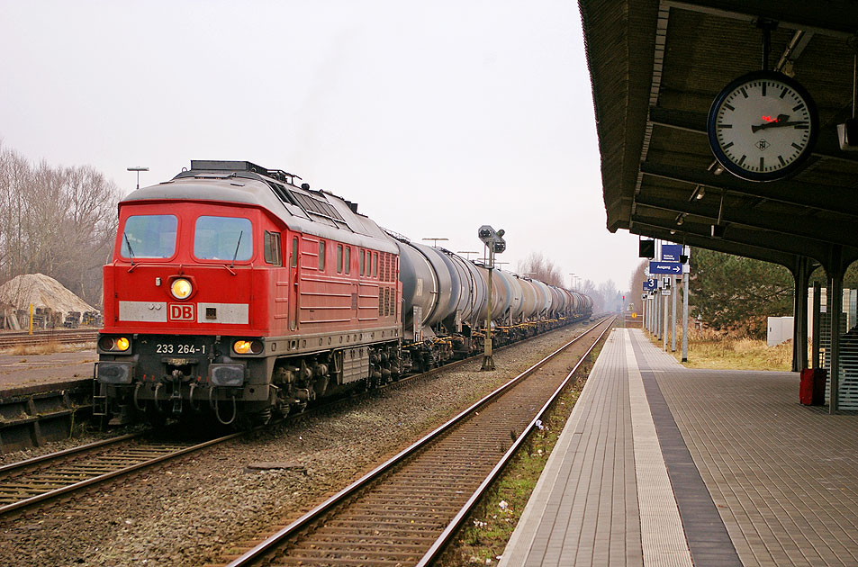 Eine Lok der Baureihe 233 im Bahnhof Sande