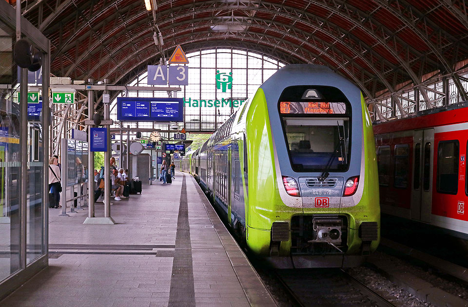 Ein Triebwagen der Baureihe 445 im Dammtorhaltepunkt