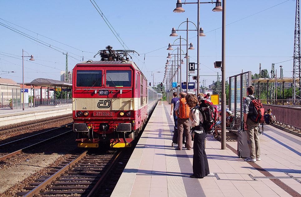 Die CD Kn&ouml;delpresse 371 004-3 in Dresden Hbf
