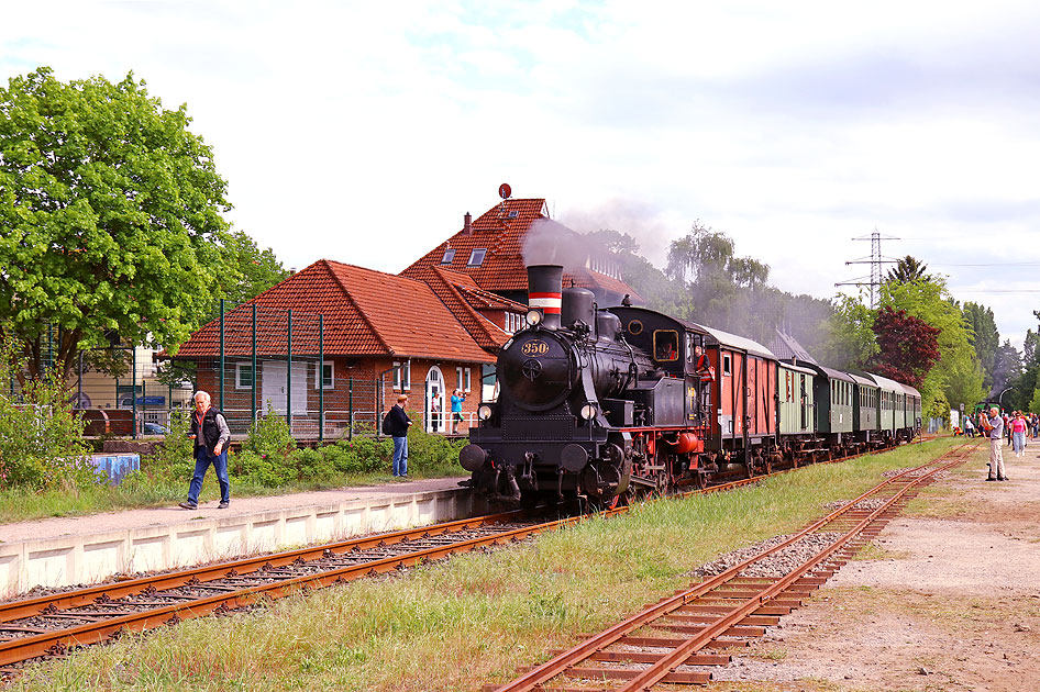 Die Dampflok Karoline im Bahnhof Geeesthacht