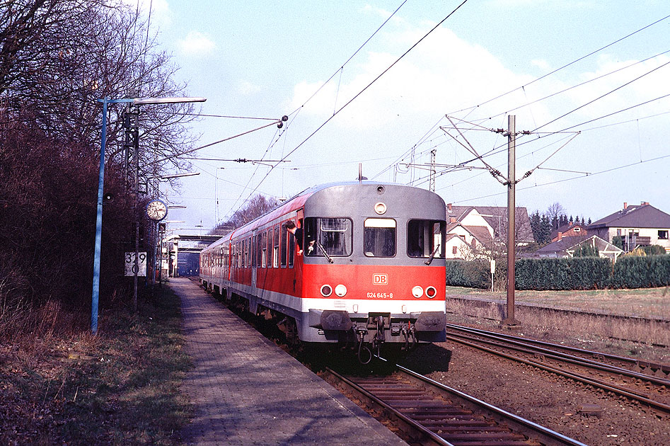 Ein Triebhwagen der Baureihe 624 im Bahnhof Klecken