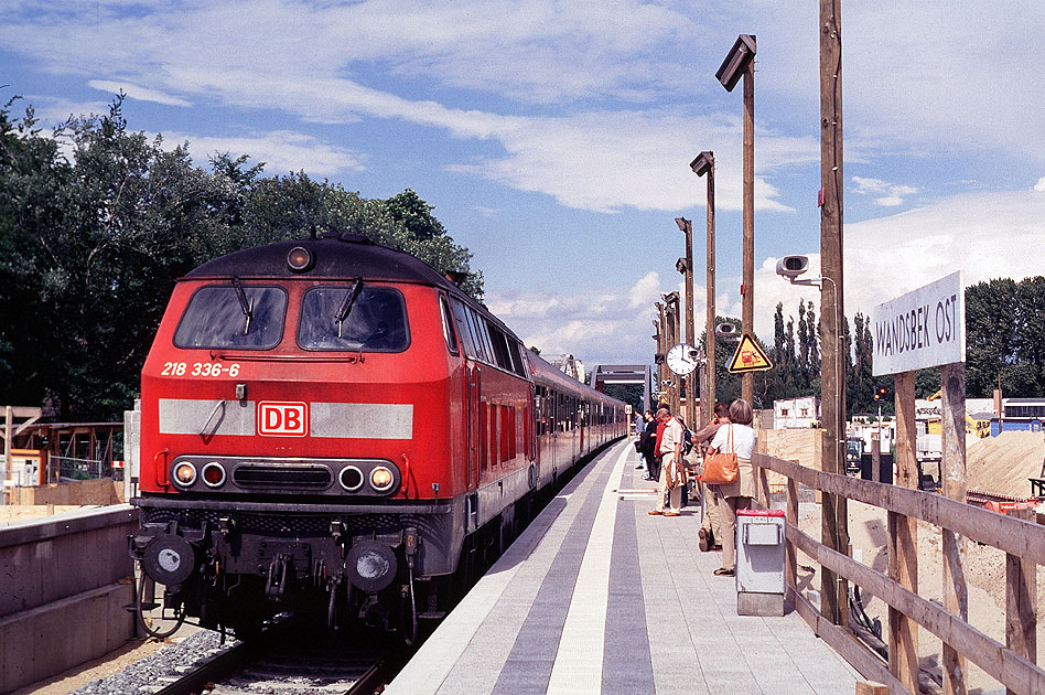Eine  Lok der Baureihe 218 im Bahnhof Wandsbek Ost in Hamburg