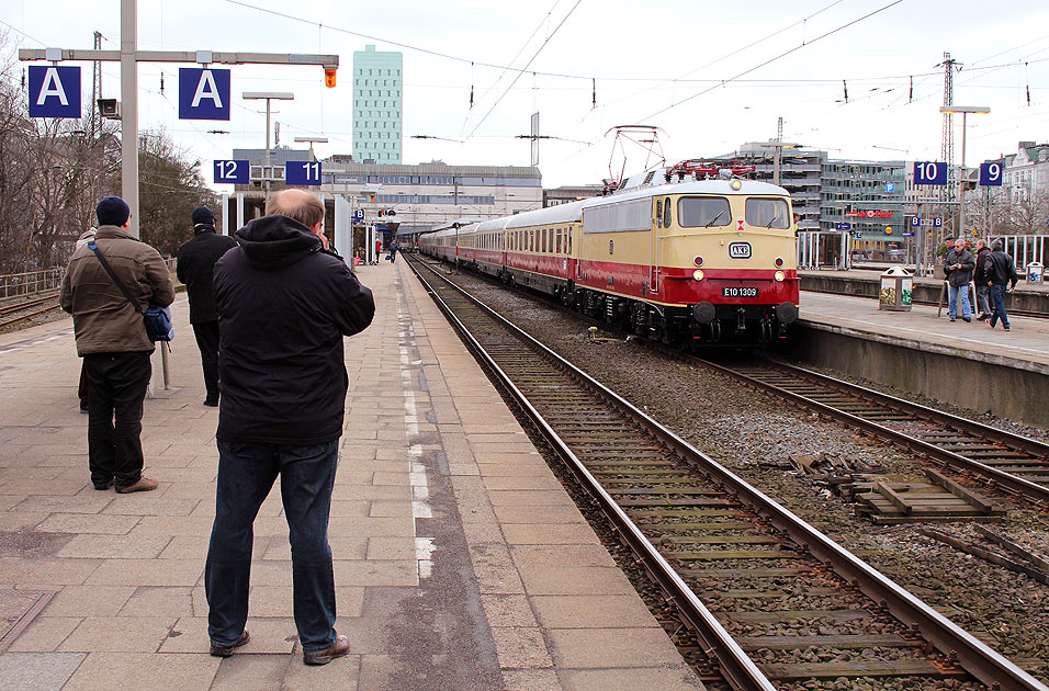 Die E 10 1309 mit einem TEE-Sonderzug im Bahnhof Hamburg-Altona