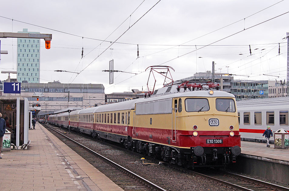 Die E 10 1309 mit einem TEE-Sonderzug im Bahnhof Hamburg-Altona
