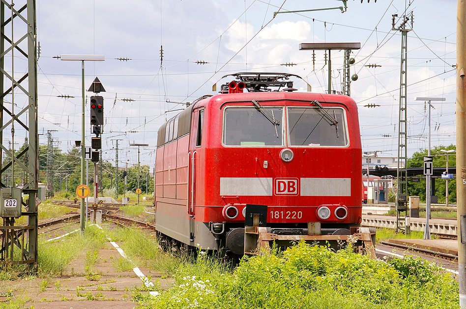 Eine Lok der Baureihe 181 in Karlsruhe Hbf