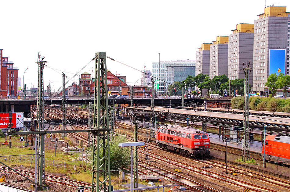 Eine Lok der Baureihe 218 in Hamburg Hbf