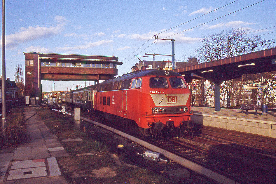 Eine Lok der Baureihe 218 im Bahnhof Hamburg-Bergedorf