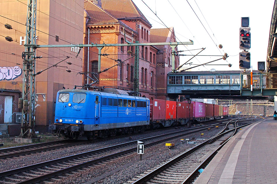 Die EGP-Lok 151 118-7 mit einem  Containerzug im Bahnhof Hamburg-Harburg