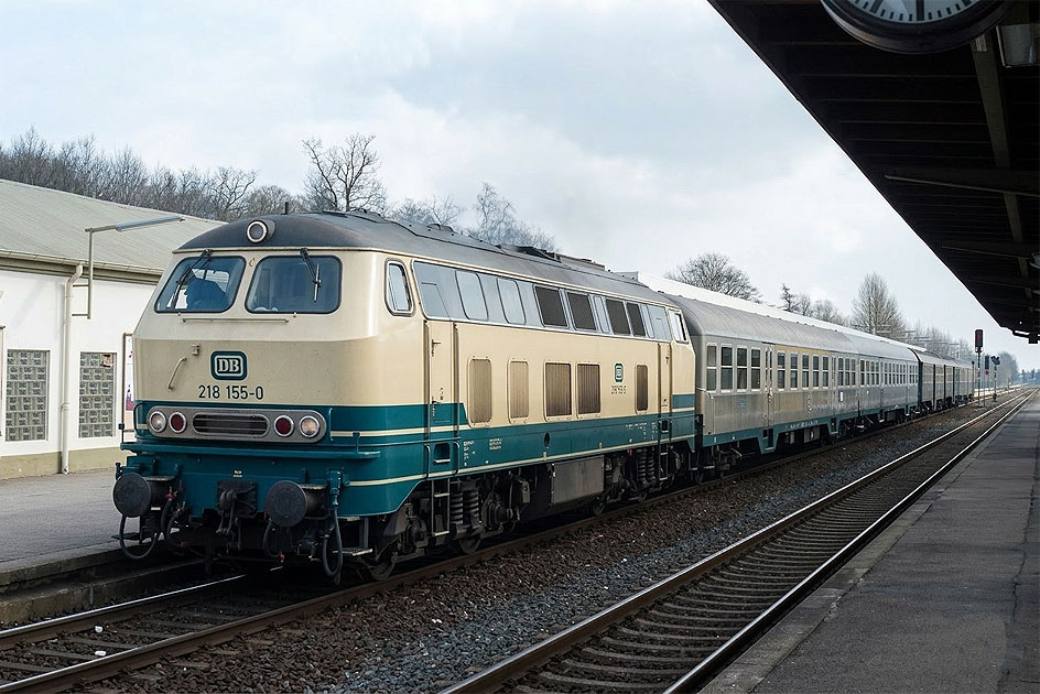Der Bahnhof Pinneberg mit der 218 155-0