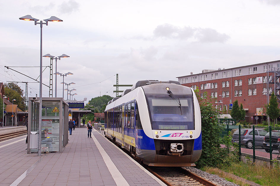 Ein EVB Lint Triebwagen im Bahnhof Buxtehude