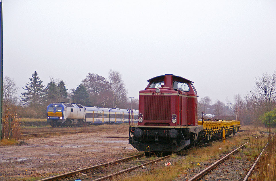 Die NOB DE 2700-02 und die 212 093-9 im Bahnhof St. Michaelisdonn