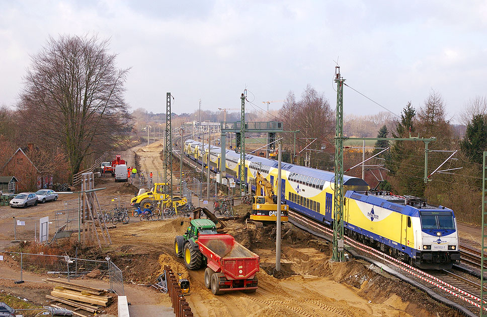 Ein Metronom-Zug im Bahnhof Ashausen
