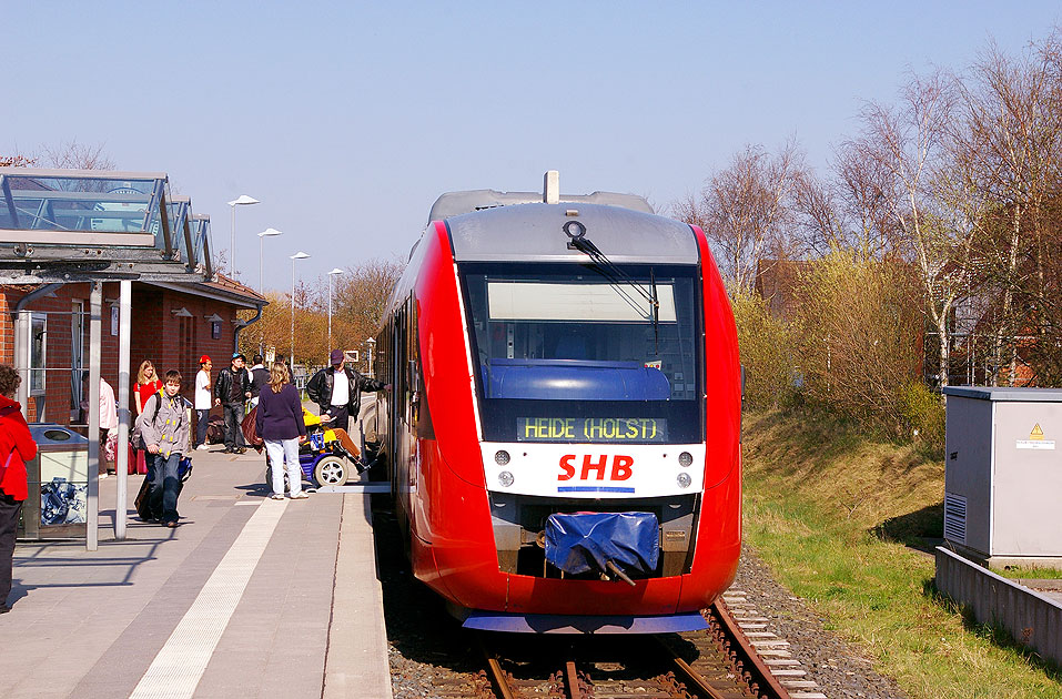 Ein Lint-Triebwagen der Schleswig-Holstein-Bahn im Bahnhof B&uuml;sum