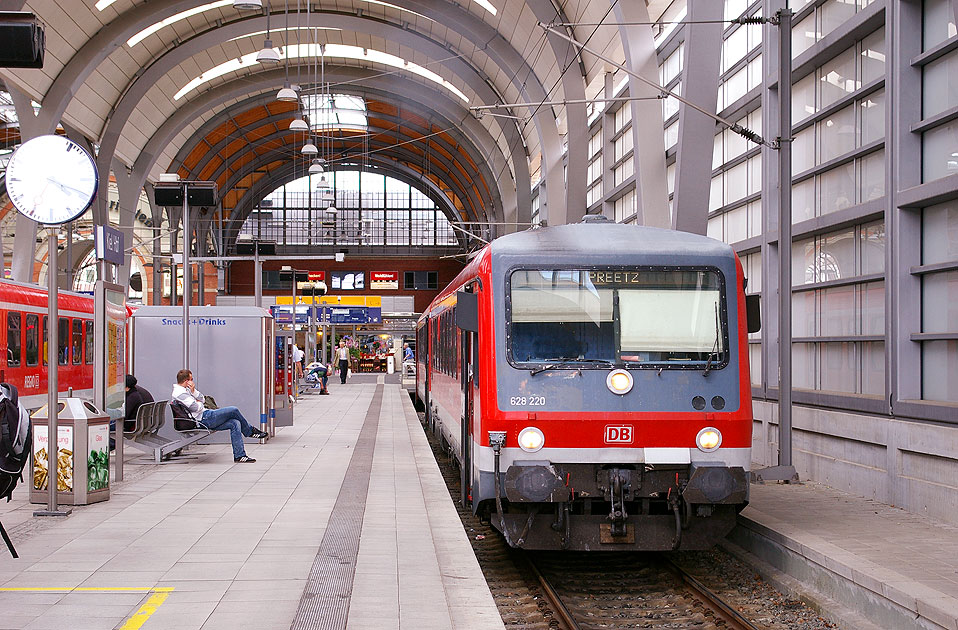 Ein Triebwagen der Baureihe 628 im Kieler Hauptbahnhof