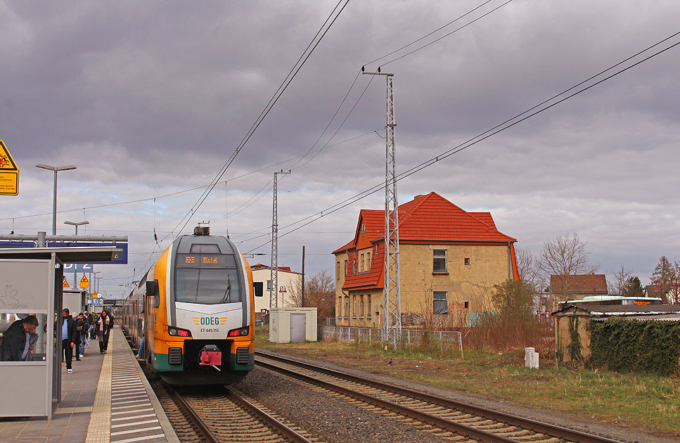 Ein ODEG-Triebwagen im Bahnhof Elsterwerda