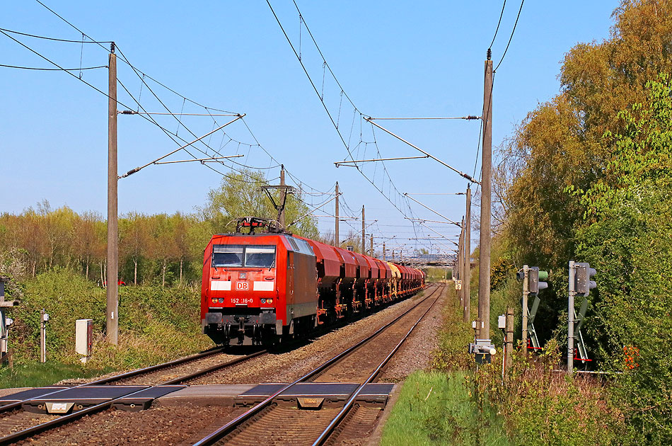 Ein G&uuml;terzug mit der 152 116-0 im Bahnhof Krempe an der Marschbahn