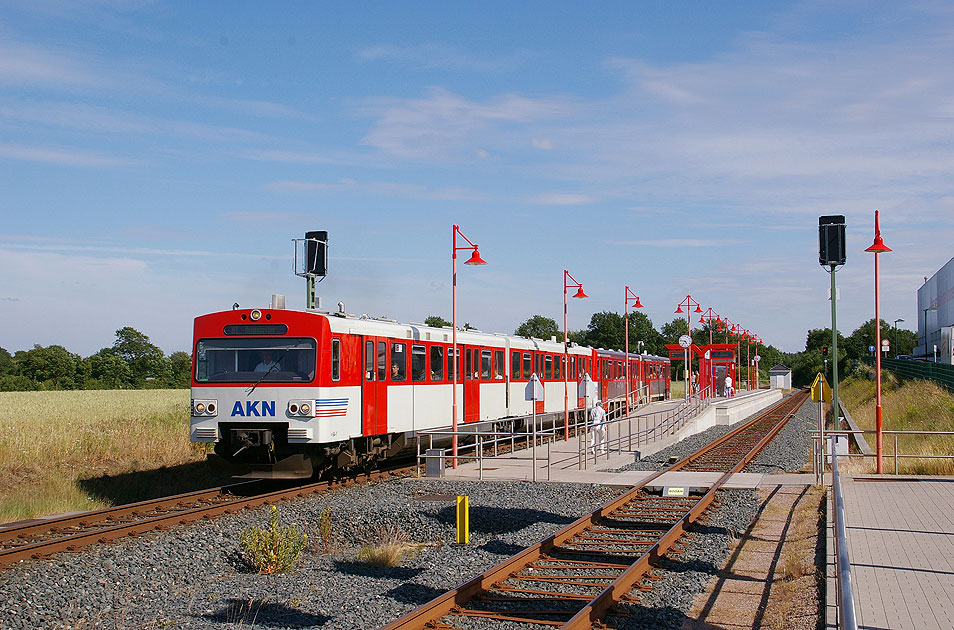 Ein AKN VTA verl&auml;&szlig;t den Bahnhof Dodenhof in Richtung Bad Bramstedt