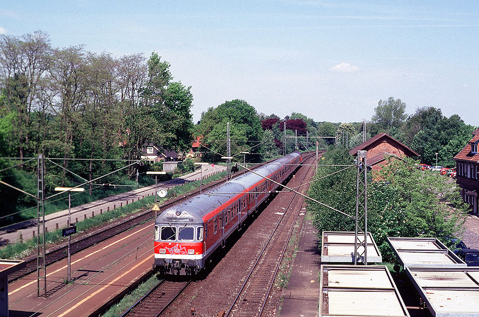 Der Bahnhof in Horneburg an der Unterelbebahn mit einem Eilzug nach Cuxhaven