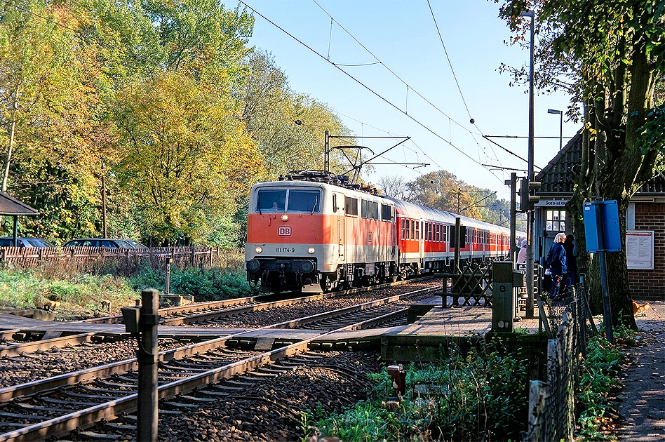 Eine Lok der Baureihe 111 im Bahnhof Prisdorf