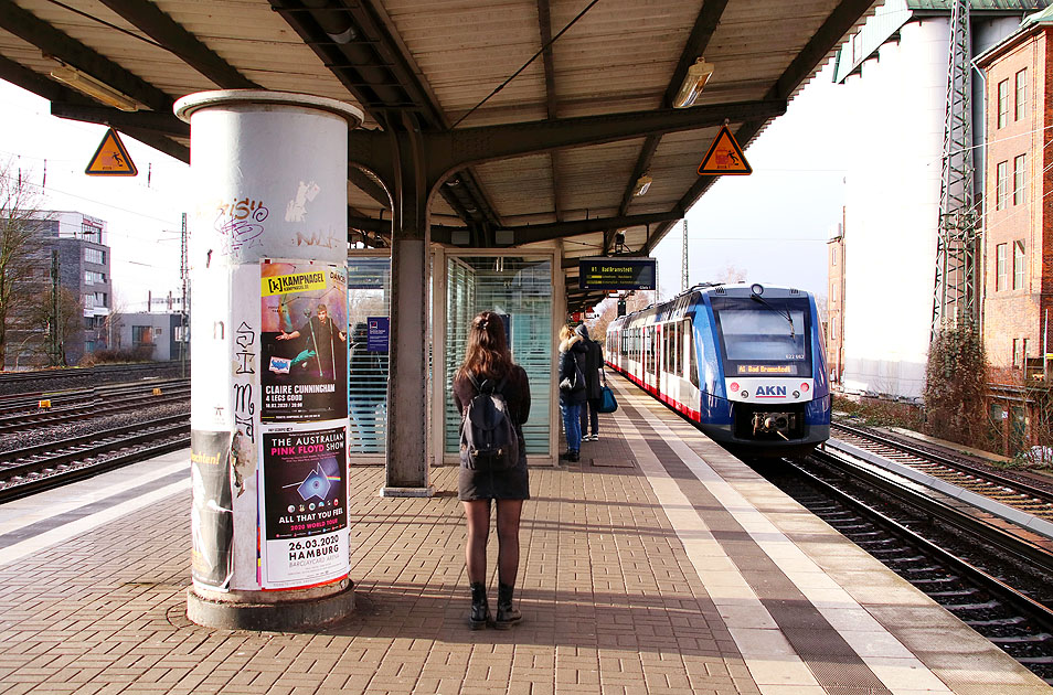 Ein AKN Lint im Bahnhof Hamburg-Eidelstedt