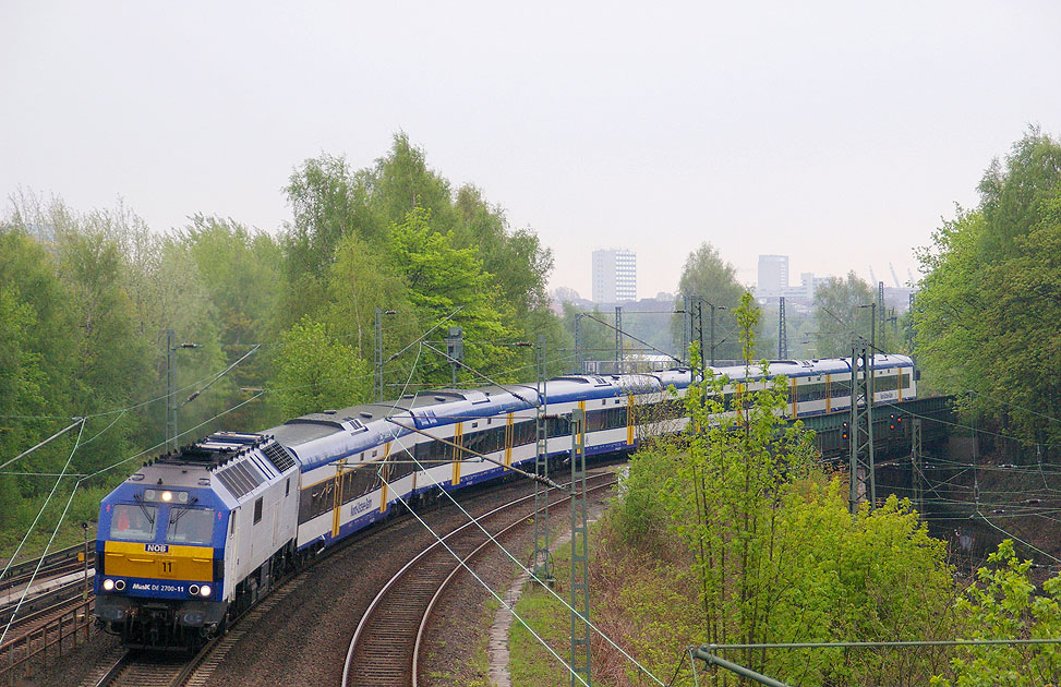 Die NOB Lok DE 2700-11 an der Br&uuml;cke Holstenkamp in Hamburg