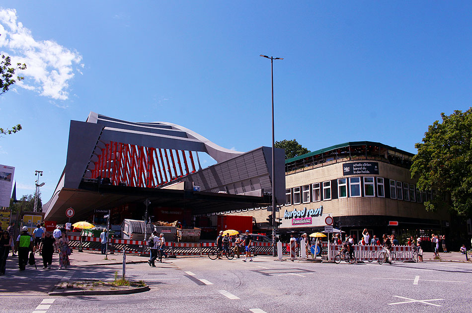 Die neue Sternbr&uuml;cke in Hamburg an der Kreuzung Schulterblatt / Max-Brauer-Allee