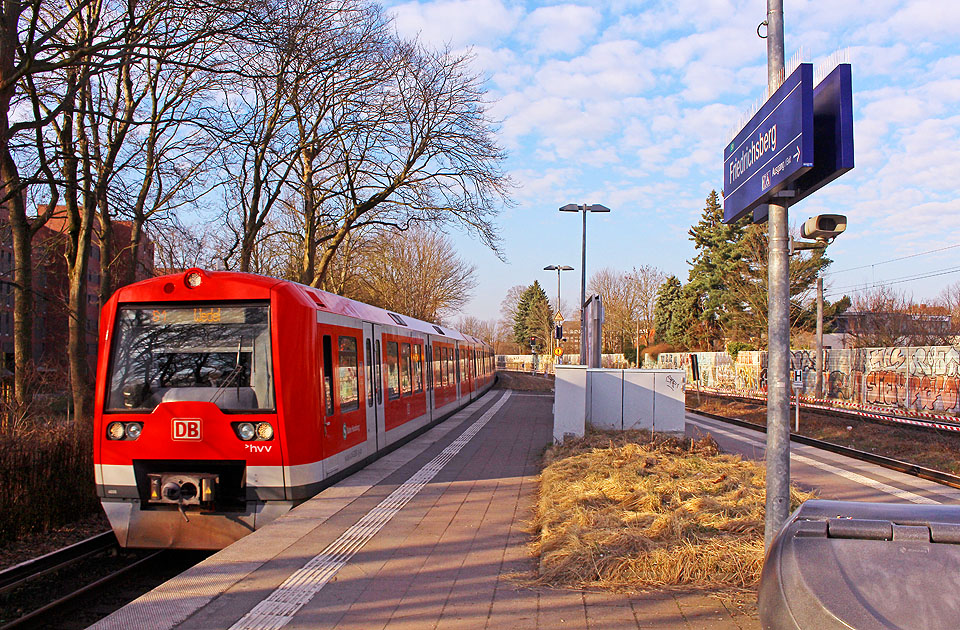 Eine S-Bahn der Baureihe 474 f&auml;hrt in den Bahnhof Hamburg Friedrichsberg ein