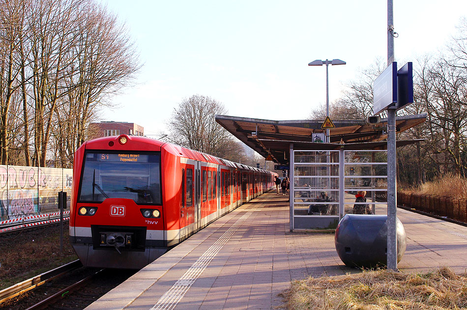 Eine S-Bahn der Baureihe 474 im Bahnhof Hamburg Friedrichsberg