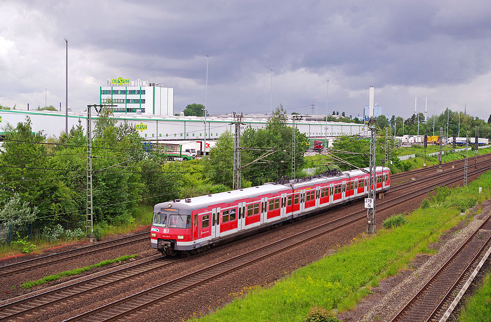 Eine S-Bahn der Baureihe 420 in Hamburg am Bahnhof Billwerder Moorfleet