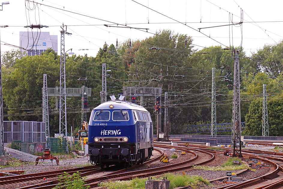 Die 218 450-5 von Hering in Hamburg Hbf