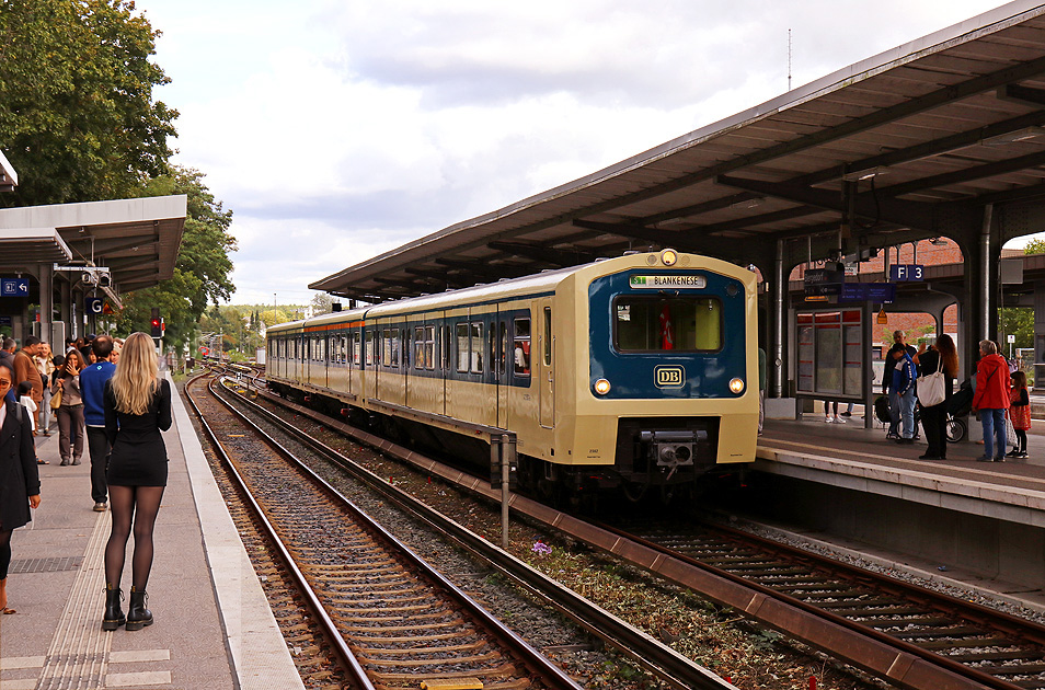 Der 472 262 - der Museumszug - der Hamburger S-Bahn - im Bahnhof Hamburg-Bergedorf