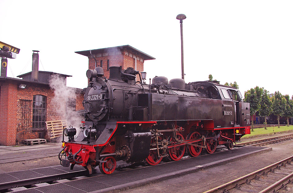Die 99 2321-0 im Bahnhof  K&uuml;hlungsborn West