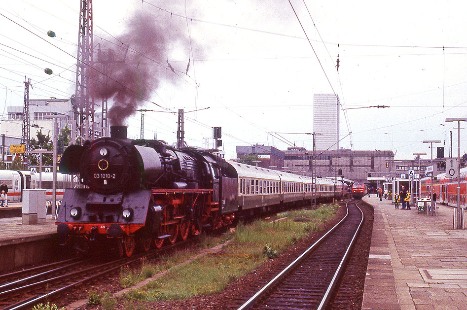 Die 03 1010-2 im Bahnhof Hamburg-Altona