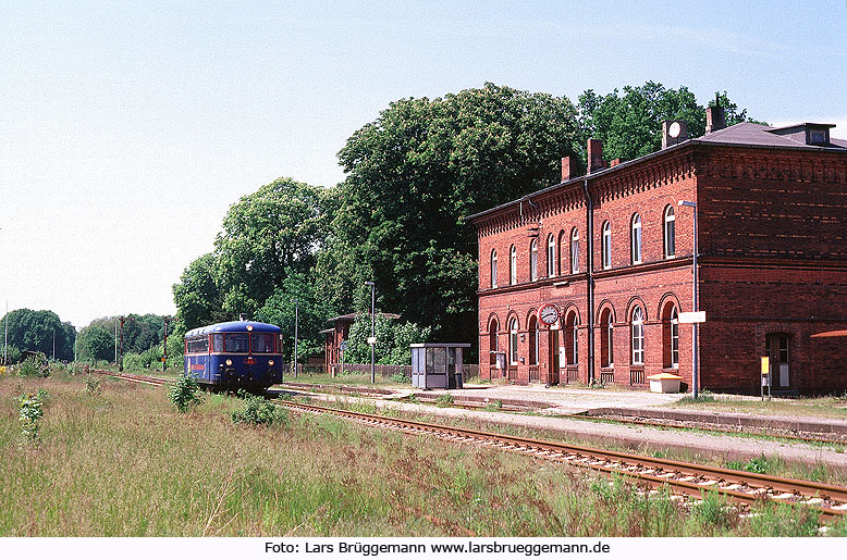 Der PEG T5 ein Uerdinger Schienenbus im Bahnhof Dahlenburg