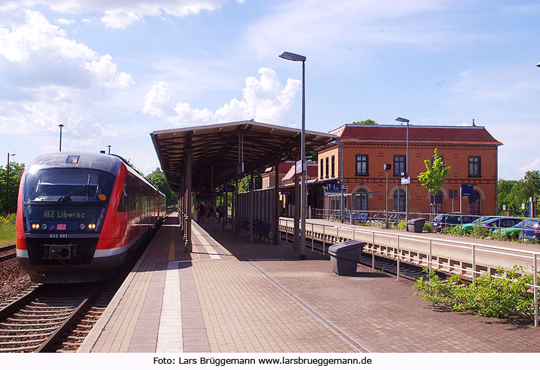 Ein Triebwagen der Baureihe 642 im Bahnhof Radeberg