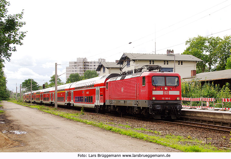 Der Bahnhof Reinfeld mit einer Lok der Baureihe 112