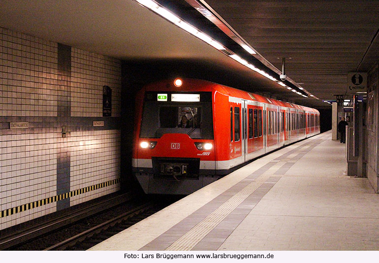 DB Baureihe 474 im Bahnof Stadthausbrücke de Hamburger S-Bahn