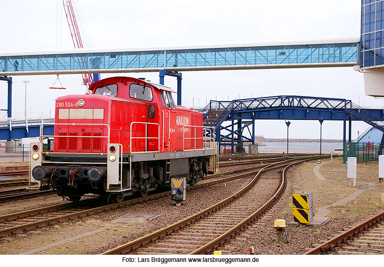 Eine Lok der Baureihe 290 im Fährbahnhof Mukran auf Rügen