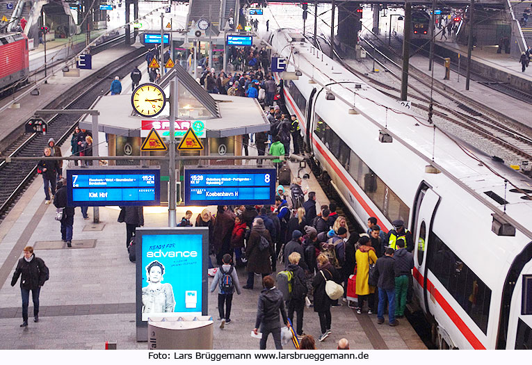 Hamburg Hbf ICE nach Kopenhagen während der Flüchtlingskrise mit Flüchtlingen auf der Reise nach Kopenhagen und Schweden