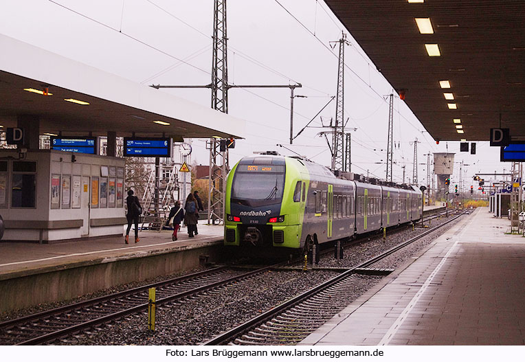 Die Nordbahn in Hamburg-Altona mit einem Flirt